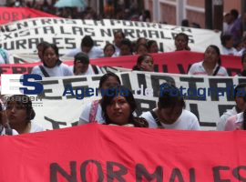 Normalistas marchan para pedir justicia por los estudiantes de Ayotzinapa - ES imagen agencia de fotografía