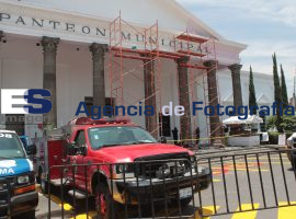 Poblanos acuden al Panteón Municipal previo al día de las madres - ES imagen agencia de fotografía
