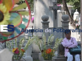 Cientos de visitantes recibe el Panteón Municipal - ES imagen agencia de fotografía