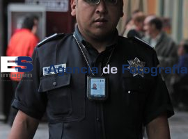 Policías Municipales en zócalo de la ciudad - ES imagen agencia de fotografía