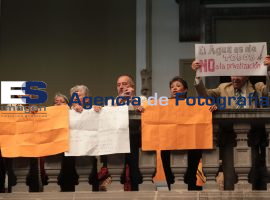 Se manifiestan dentro de Palacio Municipal contra la privatización del agua - ES imagen agencia de fotografía