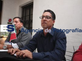 Integrantes de la asociacion de vereficadores automotrices inconformes con el Secretario de desarrollo rural del estado. - ES imagen agencia de fotografía