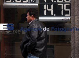 Dolar por encima de los 14 pesos al peso mexicano - ES imagen agencia de fotografía
