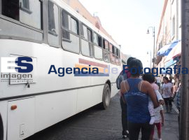 Inseguridad a peatones en la 10 poniente por exceso de velocidad de autobuses  - ES imagen agencia de fotografía