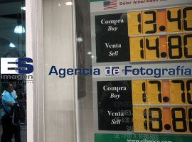 Dolar permanece en alta - ES imagen agencia de fotografía