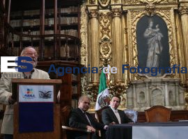Recine las llaves de la biblioteca Palafoxiana Fernando Savater - ES imagen agencia de fotografía
