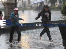 Intensa lluvia en el centro de la ciudad - ES imagen agencia de fotografía