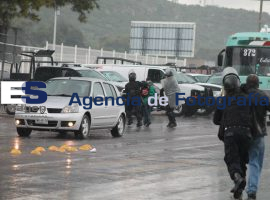 Desalojan granaderos a manifestantes en el CIS de Tehuacán - ES imagen agencia de fotografía