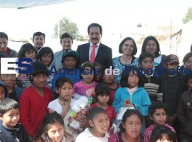 Entrega Alfonso Esparza juguetes en escuela comunitaria - ES imagen agencia de fotografía