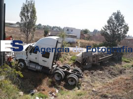Vuelca trailer en periférico a la altura de Cuautlancingo - ES imagen agencia de fotografía
