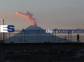 Fumarola del Popocatépetl al atardecer 22 enero 2014 - ES imagen agencia de fotografía