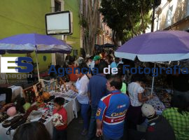 Turistas y paseantes recorren el callejón Jonh Lenon - ES imagen agencia de fotografía