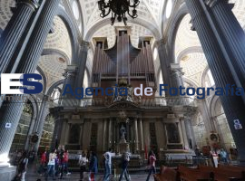 Turistas y devotos visitan Catedral en domingo  - ES imagen agencia de fotografía