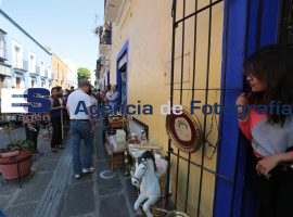 Turistas y paseantes recorren Los Sapos - ES imagen agencia de fotografía