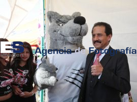 Alfonso Esparza se divierte en la Kermés del amor y la amistad BUAP 2014 - ES imagen agencia de fotografía