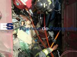 Queda prensada una camioneta entre dos locomotoras - ES imagen agencia de fotografía