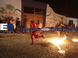 Quema de los diablos en Xanenetla - ES imagen agencia de fotografía