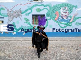 Huehues de Xanenetla bailan por las fiestas de carnaval - ES imagen agencia de fotografía