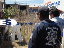 Levantamiento de cadaver encontrado en una bolsa. - ES imagen agencia de fotografía
