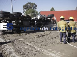 Revolvedorea de cemento volcada en periférico - ES imagen agencia de fotografía