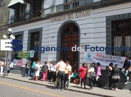 Trabajadores del Hospital del Niño Poblano a las afueras del congreso del estado - ES imagen agencia de fotografía