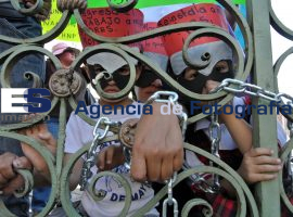 Se encadenan trabajadores del HNP - ES imagen agencia de fotografía