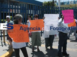 Se manifiestan fuera del HNP - ES imagen agencia de fotografía