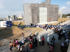 Cientos de personas acuden al CIS a ultima hora - ES imagen agencia de fotografía