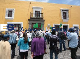 Se manifiestan campesinos de la UNTA en Casa Aguayo - ES imagen agencia de fotografía