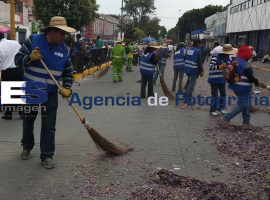 Brigadas de limpia barren las calles luego de la procesión 2014 - ES imagen agencia de fotografía