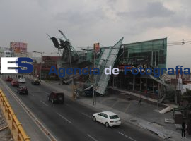 Fuertes vientos derrumban domo de antro Tumbao - ES imagen agencia de fotografía