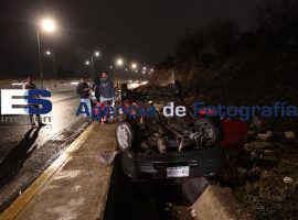 Vuelca auto compacto en Periférico - ES imagen agencia de fotografía