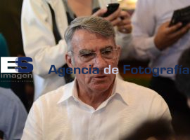 Fraile, Cordero en la delantera  - ES imagen agencia de fotografía