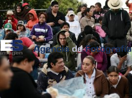 Apartan lugar, mucha gente en el desfile  - ES imagen agencia de fotografía