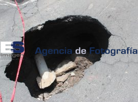 Colapsa bache sobre la 16 de Septiembre y 21 Poniente - ES imagen agencia de fotografía