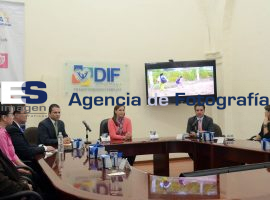 Sexenio y DIF, beca un niño indígena  - ES imagen agencia de fotografía