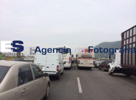 Bloquean autopista vecinos de Chalco e Iztapaluca - ES imagen agencia de fotografía