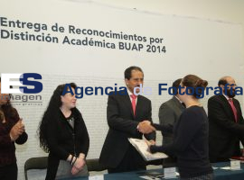 Entrega BUAP reconociemientos a docentes y estudiantes 2014 - ES imagen agencia de fotografía
