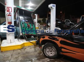 Choca conductor ebrio en gasolinera - ES imagen agencia de fotografía