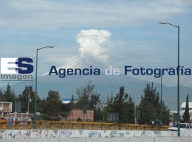 Fumarola de vapor de agua del volcán popocatepetl - ES imagen agencia de fotografía