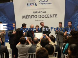 Gali reconoce a maestros  - ES imagen agencia de fotografía