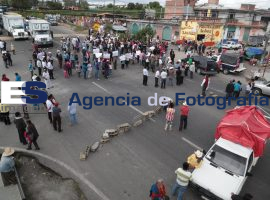 Bloquean vecinos de juntas auxiliares carretera a Atlixco - ES imagen agencia de fotografía