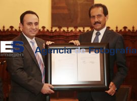 Entrega Fitch Ratinhs certificado a la BUAP - ES imagen agencia de fotografía