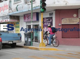 Ciclovía es ocupada por autos en la 25 Ote-Pte - ES imagen agencia de fotografía
