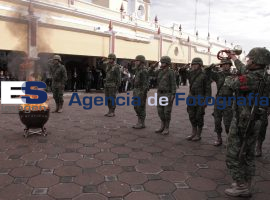 Incineran bandera nacional en mal estado - ES imagen agencia de fotografía