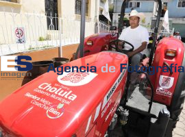 Jose Juan entrega maquinaria en Acuexcomac - ES imagen agencia de fotografía