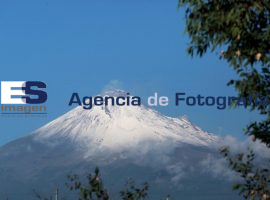 Nevado y con cielo despejado el volcán Popocatépetl - ES imagen agencia de fotografía
