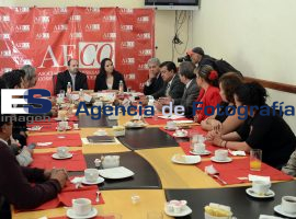 Lizeth Sánchez con empresarios de la AECO - ES imagen agencia de fotografía