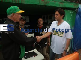 Lanza José Juan Espinosa 1ra bola en el juego de Pericos vs Águilas - ES imagen agencia de fotografía