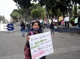 Cadena humana antorchista en el zócalo - ES imagen agencia de fotografía
